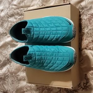 Nike Thunder Blue/ Neptune Green slip on sneakers  size 9 for men/10.5 for Women